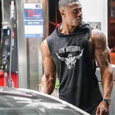 Musculosa solo para físicoculturistas como este afroamericano